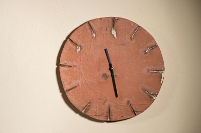 Nástěnné hodiny,štěrkovitá rudá porovina,olovnatá glazura,v.30 cm.
