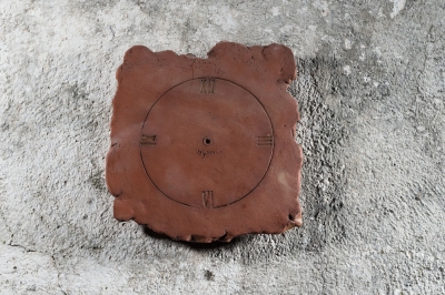 Nástěnné hodiny,štěrkovitá rudá porovina,olovnatá glazura,v.30 cm.